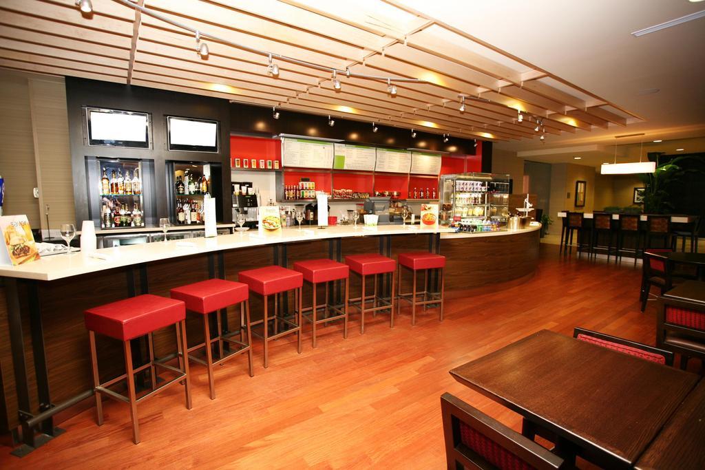 Holiday Inn Fitchburg-Waterpark Bagian luar foto